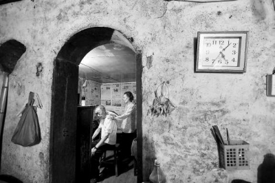 到了晚上，老伴黄翠琴为忙活一天的老林按摩。