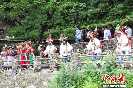 甘肃文县白马民俗文化放异彩。　路永安　摄