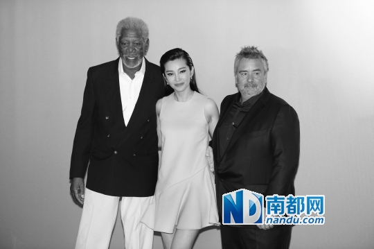 李冰冰邀请两位大咖吃火锅。