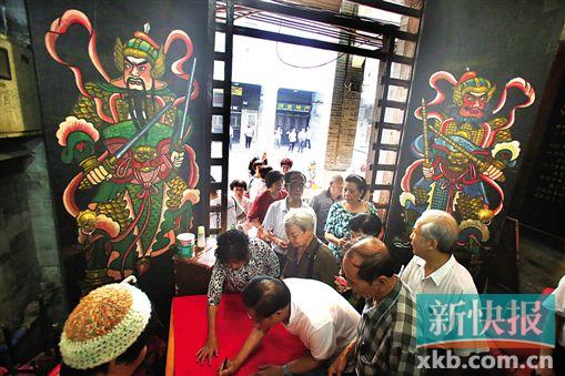 ■华光师傅诞,粤剧艺人捐善款和香油钱(郑迅摄)