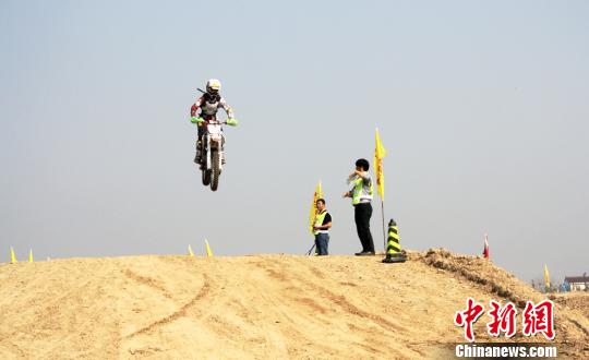 百名汽车摩托车运动员集结江苏大丰滩涂竞车技