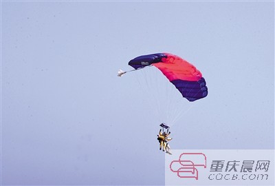 25日，黔江机场，市民王治益和专业教练一起从3000米高空的飞机上跳下，成为重庆第一个体验高空跳伞的普通市民。 重庆晨报记者 杨新宇 摄