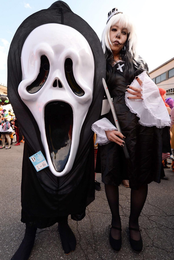 《惊声尖叫》中的标志面具亮相川崎街头。（网页截图）