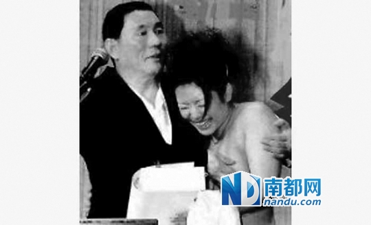 北野大叔胸袭AV女优。