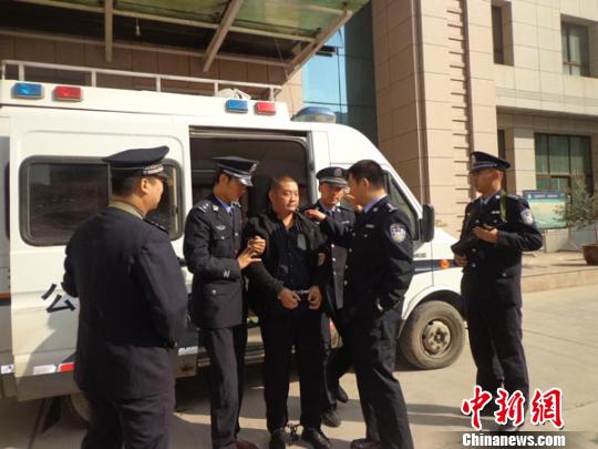 10月22日，曾用汽油将三名公交车站调度员烧伤后，潜逃的公交司机刘某被押解回到兰州，这起故意伤人案告破。图为：犯罪嫌疑人被押解回兰州。