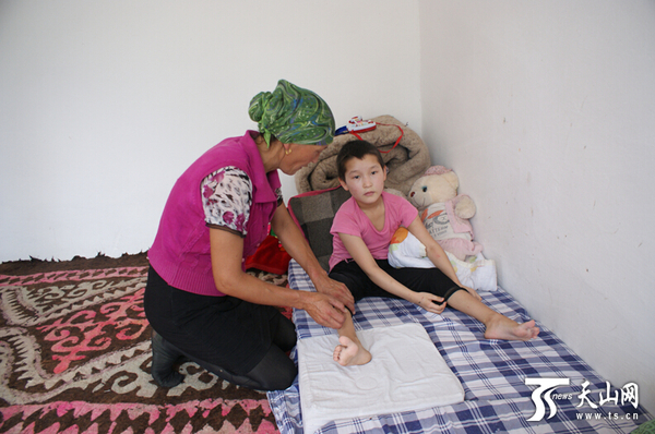 帕提亚古丽在照顾女儿