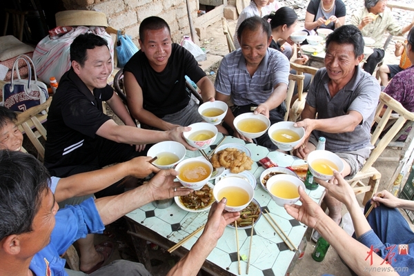 2010年6月16日，河南省南阳市淅川县滔河乡凌岗村，故乡最后的午餐。