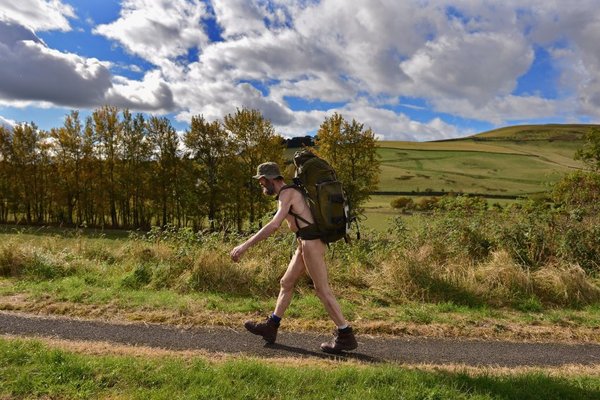 史蒂芬&middot;高夫在徒步穿越英国期间始终赤身裸体，全身上下只有一双鞋和一个背包。