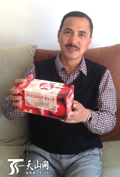 10月28日，李建明展示阿不都外力给他寄送的阿克苏苹果。