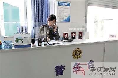 张圣梅在值班期间接听电话。