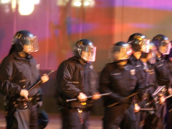 2009年，美国加州奥克兰的防暴警察在维持秩序。图片来源：THOMAS HAWK/FLICKR