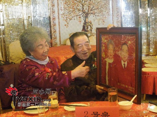 一对汉族夫妇看到自己的纪念照满脸喜悦。