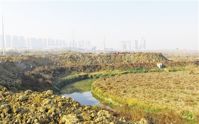 　　锦绣大道堆土现场