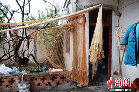 村民王观雷喜欢用这个渔网捕鱼。　张建设摄