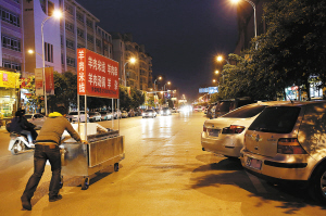 北市区小康大道附近,路边停满了私家车 ■都市时报记者 郎晓伟