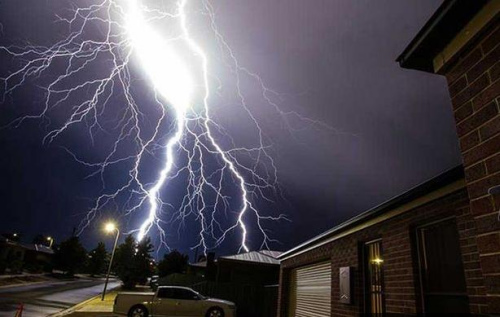 澳多地遭暴风雨天气 15岁男孩被闪电击中身亡|雷电