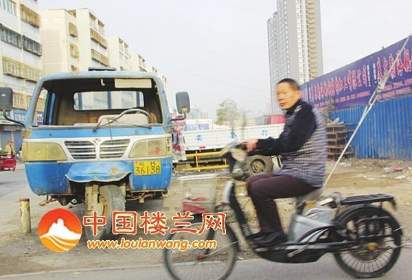 一辆破旧货车长期停在28号小区附近。