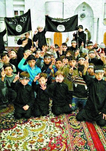 拉卡威提供的al-Sharea营照片,孩子们举着旗帜合照。