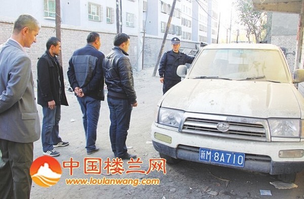 一辆破旧轿车停放在新世纪巷道内近两年。
