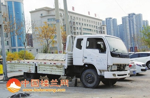 一辆破旧货车长期停放在香梨大道喀拉苏渠旁。