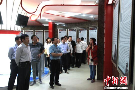 观众参观“悔恨的泪”主题警示教育展览。　严季　摄