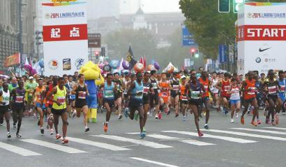 11月2日，上海国际马拉松赛雨中进行。新华社发
