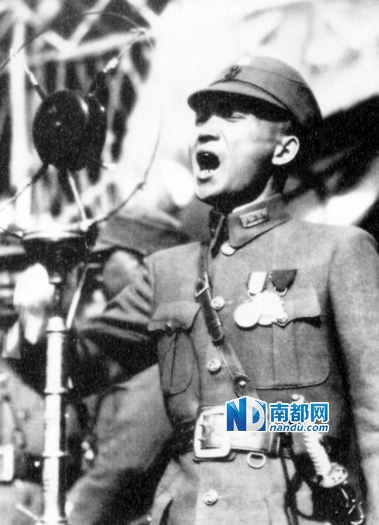 1933年，中央陆军军官学校师生为支援抗战，捐款八万元购买飞机，命名为“黄埔”号。图为教育长张治中在飞机命名仪式上发表演说。