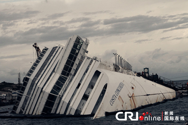 2012年1月，“科斯塔·康科迪亚”游轮在意大利海岸附近触礁侧翻沉没