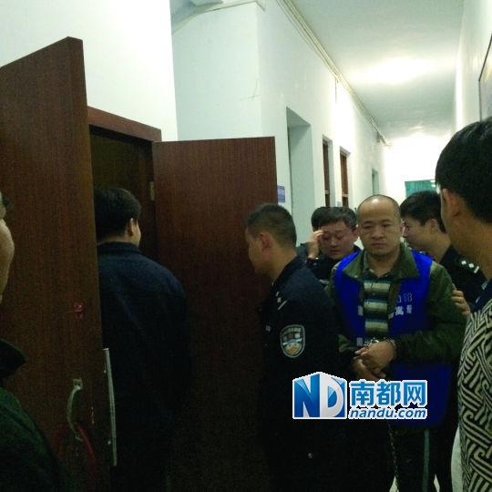 3年后,赵志斐的哥哥赵志辉(戴手铐者)和父亲被控敲诈政府,在洛阳下辖的嵩县法院受审。