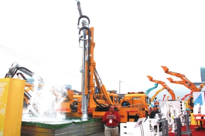 福建侨龙专用汽车有限公司生产的“龙吸水”工程车