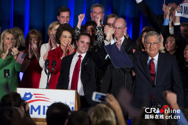 当地时间2014年11月4日，美国肯塔基州，参议员Mitch McConnell与妻子Elaine Chao在共和党大选之夜派对上庆祝胜利。图片来源：CFP