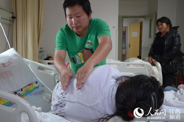 怀孕,加上严重肾病,廖金香时常觉得腰部酸痛,徐保龙轻轻地捶打妻子的腰部和后背,缓解她的疼痛。