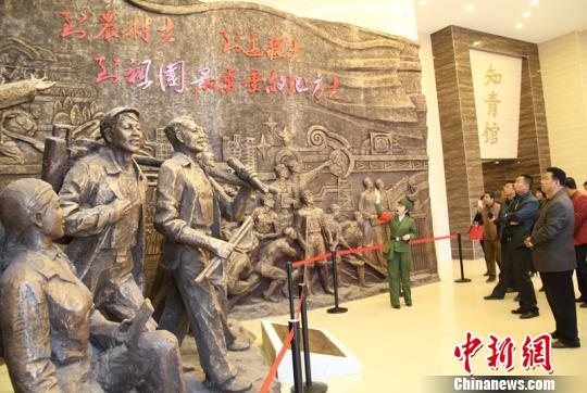 新疆生产建设兵团知青纪念馆讲解员向参观者介绍知青历史。　戚亚平　摄