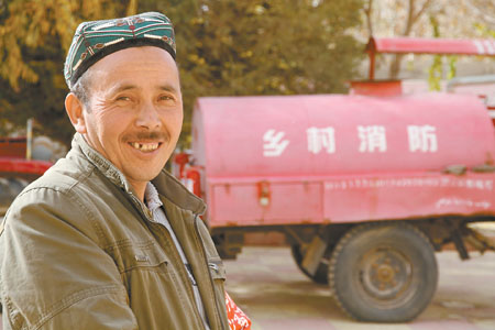 亚森和他的消防车。(图由和田地区公安消防支队提供)
