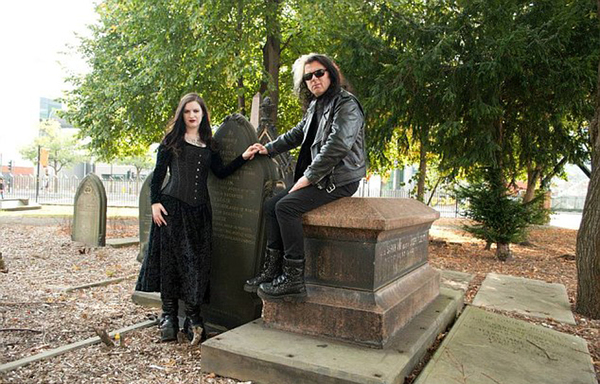 英国夫妇自称现实版吸血鬼，白天睡觉喜食人血。