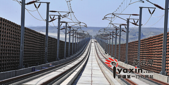 兰新铁路第二双线达坂城湿地特大桥桥面。亚心网首席记者朱翊 摄