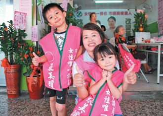 台湾选举素人超级助选员:正妹吸睛 阿嬷人气旺|竞选|幼儿园_凤凰财经