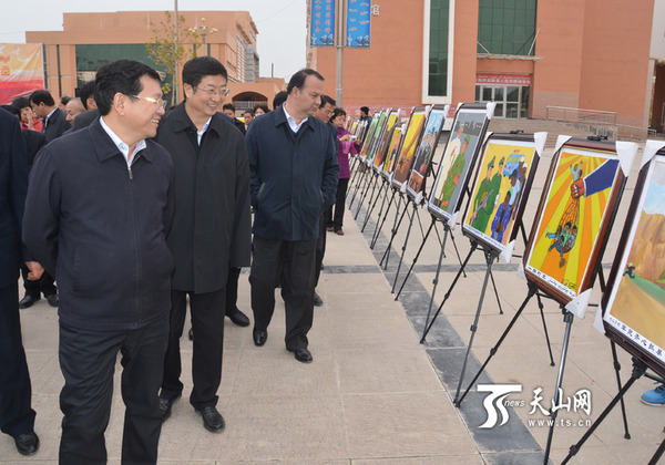 自治区党委常委、宣传部长李学军等领导给予疏附县农民画高度评价。