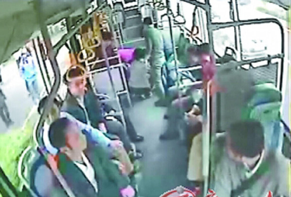 孕妇路边产子 警车开道公交飙车救人|公交车|公