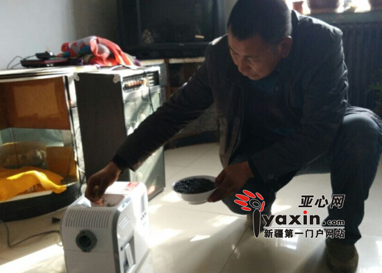 张成元演示使用榨油机。亚心网记者李莎莎 摄