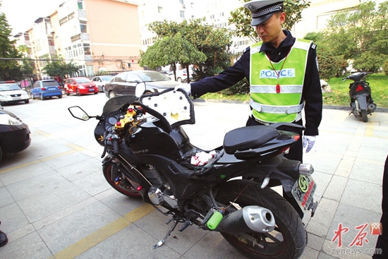 甲乙两地相距360千米_甲乙两人均骑摩托车