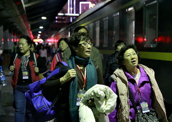 11月11日乘坐Y152次列车的旅客步入列车。苏志刚 摄影