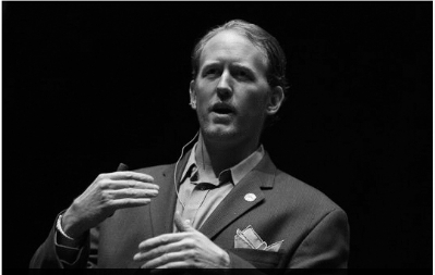 击毙拉登士兵:拉登双手放妻子肩上 将其向前推