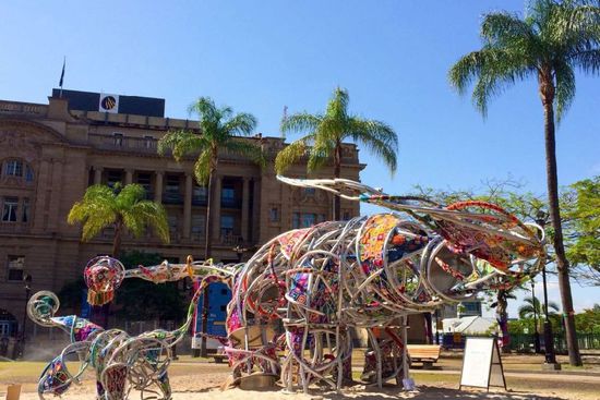 澳大利亚昆士兰州首府布里斯班的市中心已经摇身一变，成为现代的侏罗纪公园，巨大的恐龙塑像准备迎接着参加本周20国峰会的世界各国领导人。(图片：澳洲佳)