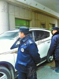 医院保安违规穿着高仿警服。