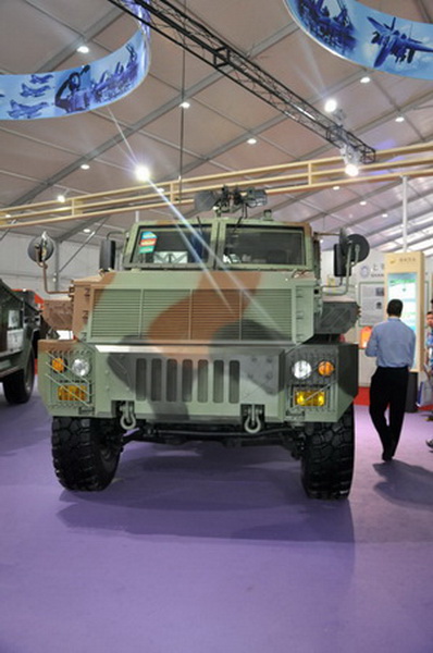 保利集团在第十届珠海航展上展出的12P型高机动防雷装甲车 (人民网孙昭摄)