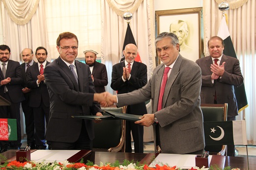 在巴基斯坦总理纳瓦兹·谢里夫和阿富汗总统阿什拉夫·加尼的见证下，两国财政部长签署相关协议。人民网记者 徐伟摄