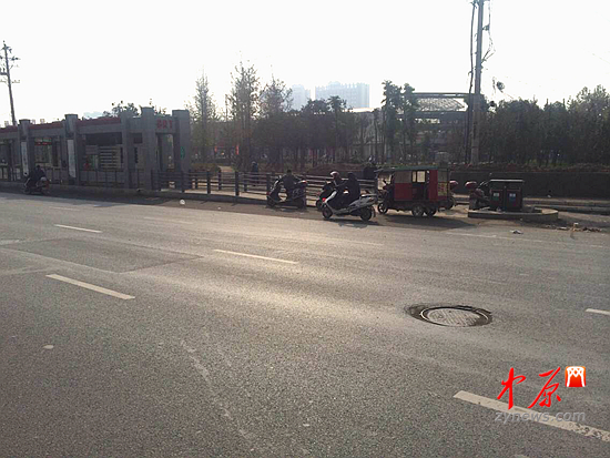 “黑摩的”堵在大学路南三环出站口等待拉客,严重影响乘客进出站