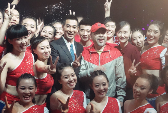 (赵文卓亮相中国梦想秀) 上周六(15号)晚播出的《中国梦想秀》,迎来了著名影星赵文卓,作为节目组特意邀请的神秘嘉宾,为追梦人孟宪君的个人梦想助力站台。身为中国健美操届的开山元老,现任北京体育大学健美操专业教练的孟宪君老师曾在20多年前担任过赵文卓一段时间的健美操教练。赵文卓在梦想秀的舞台上回忆起与孟老师一日为师终生为父的师生情,并带来保存了20多年孟老师家的钥匙,生动点滴令台下观众无不红了眼眶,感动落泪。 为了近期正在上映的电影《全城通缉》和正于央视一套晚间黄金档播出的电视剧《铁血红安》而忙