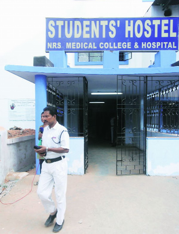 　　两名学生宿舍员工被警方扣留进行询问。（网页截图）